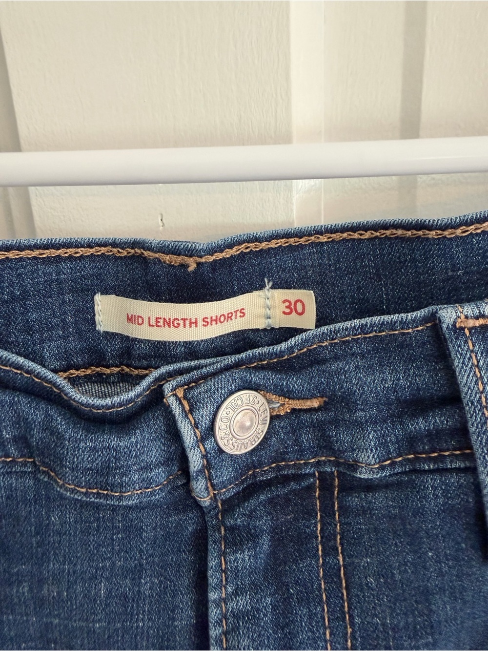 Levi’s Mid Length Distressed Cuffed Denim Shorts Women’s Size 30 - Picture 2 of 6